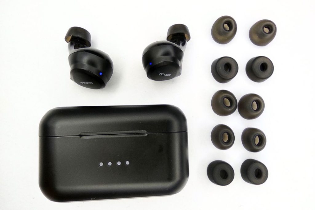 NC7 earbuds with charging case and earbuds tips
