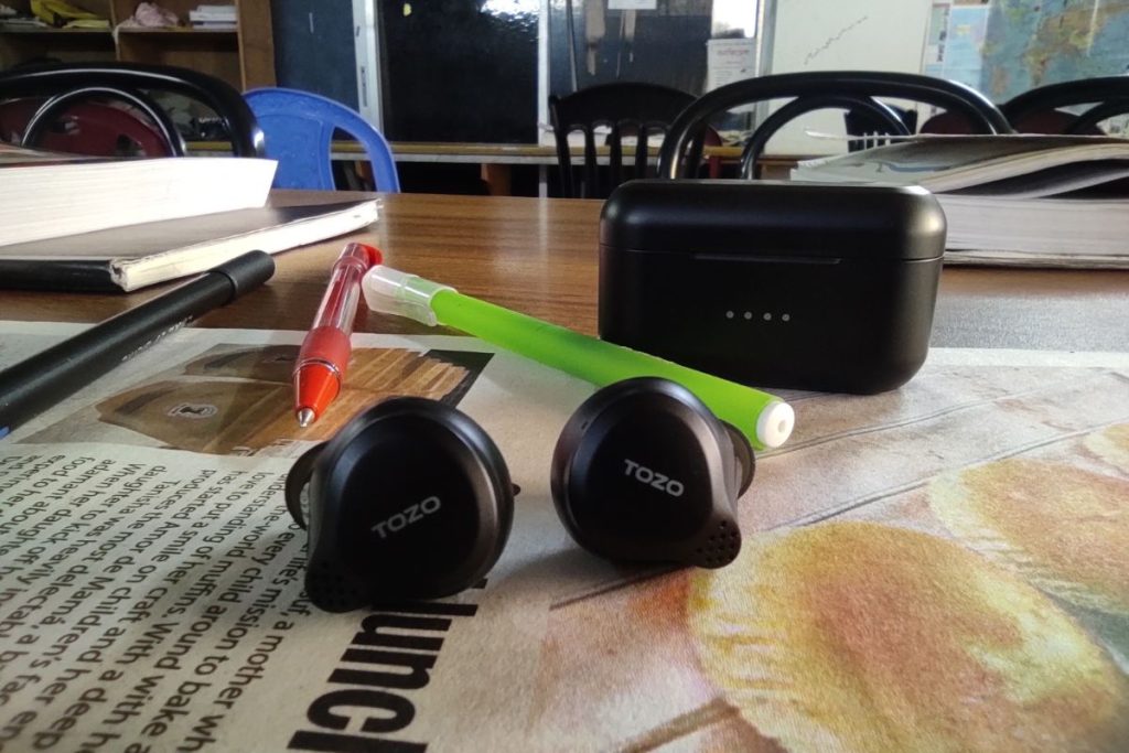 NC7 earbuds in the reading table